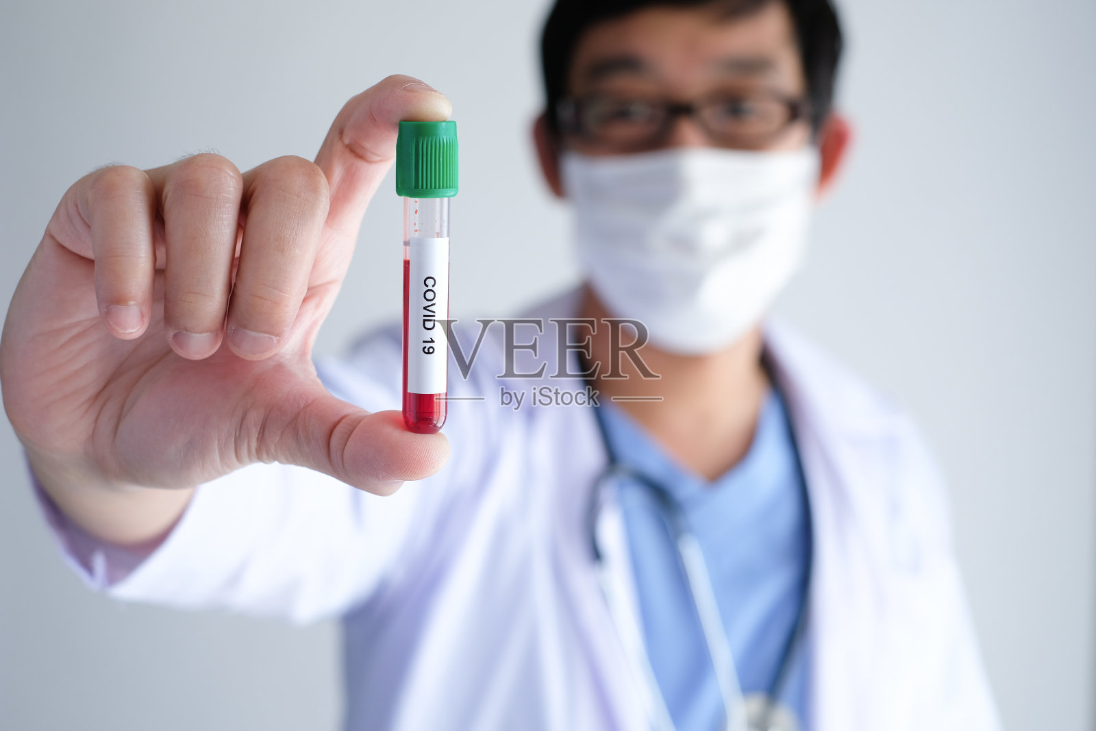 戴口罩，血液检测呈阳性的医生。照片摄影图片