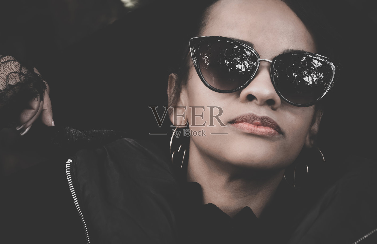 一个戴着大墨镜的女人的肖像照片摄影图片