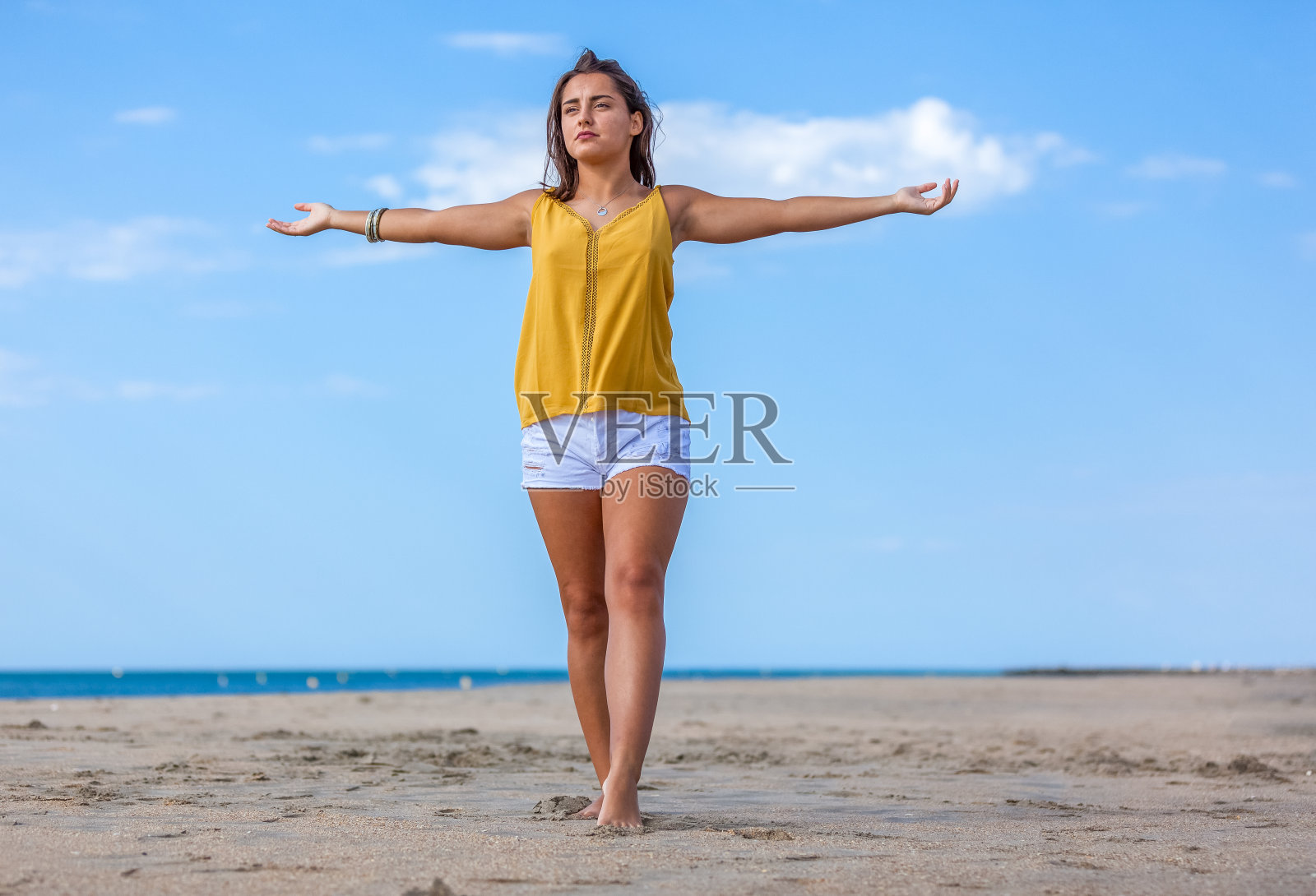 在海滩上的女人照片摄影图片