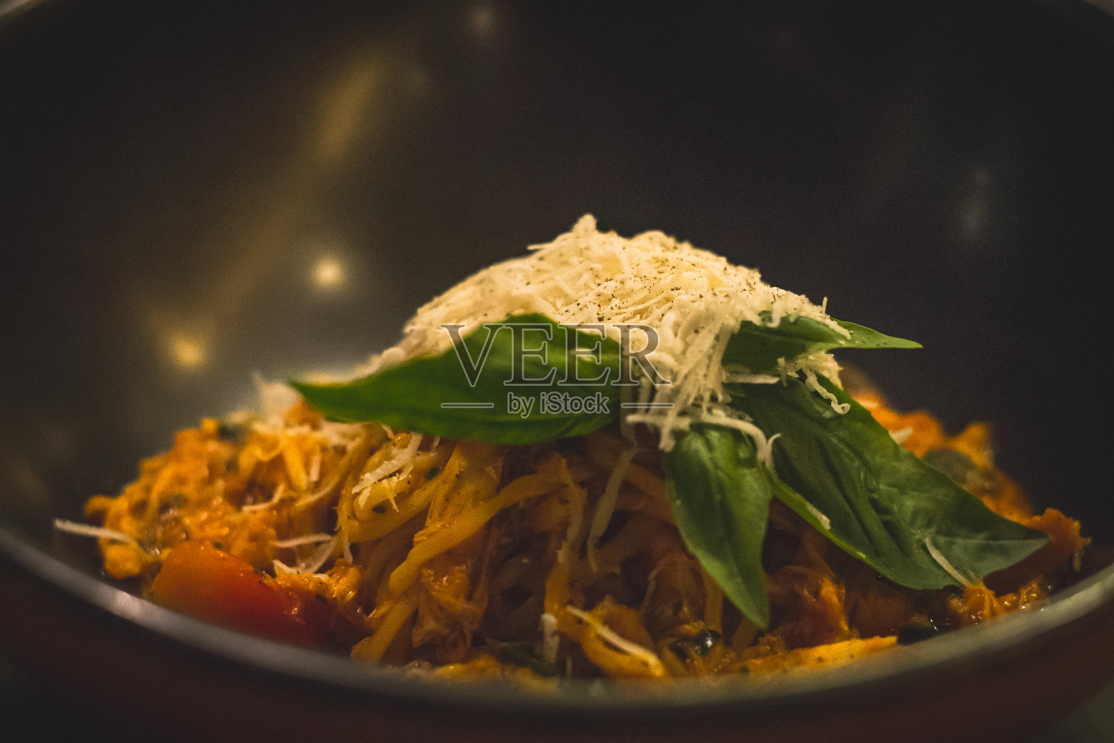 意式意粉，蕃茄海员式沙司配蕃茄和碎乳酪照片摄影图片