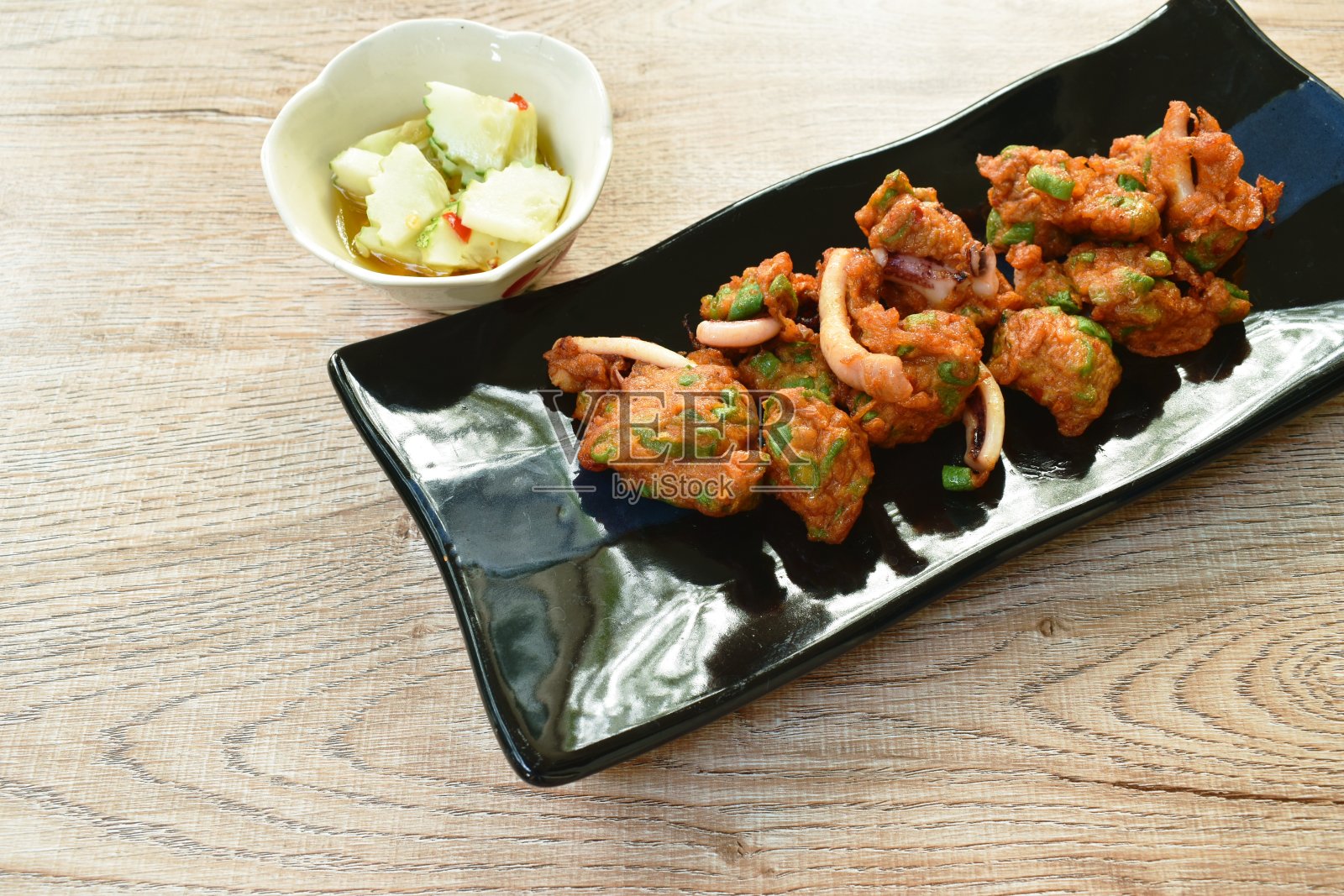 炸鱼、甜汁鱿鱼蘸汁照片摄影图片