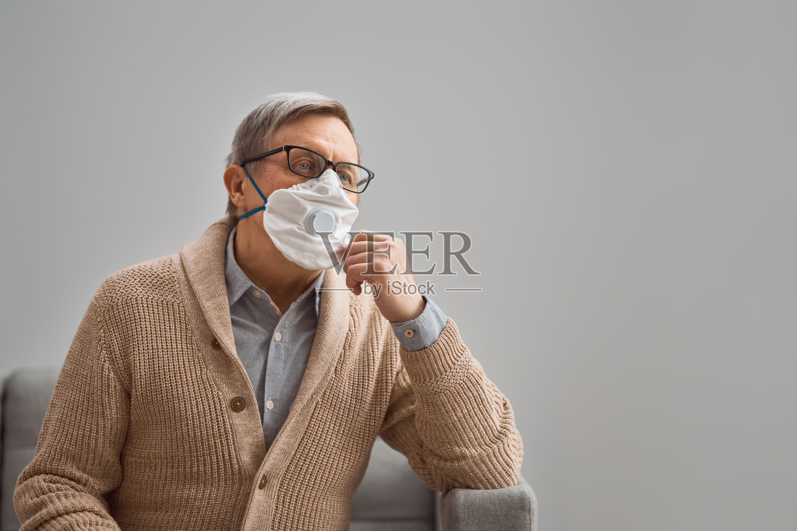 戴着口罩的老人照片摄影图片