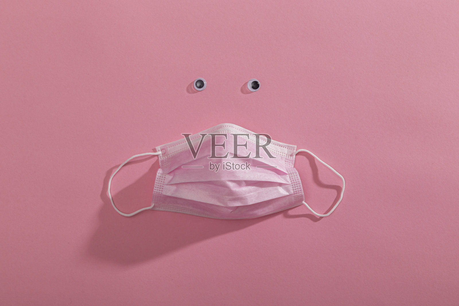 佩戴防护口罩，预防covid-19传播照片摄影图片