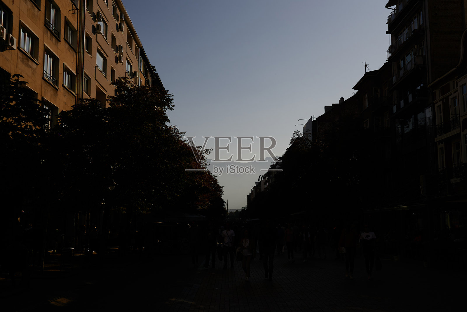 保加利亚索非亚的中央大街，在阴影和山脉中照片摄影图片