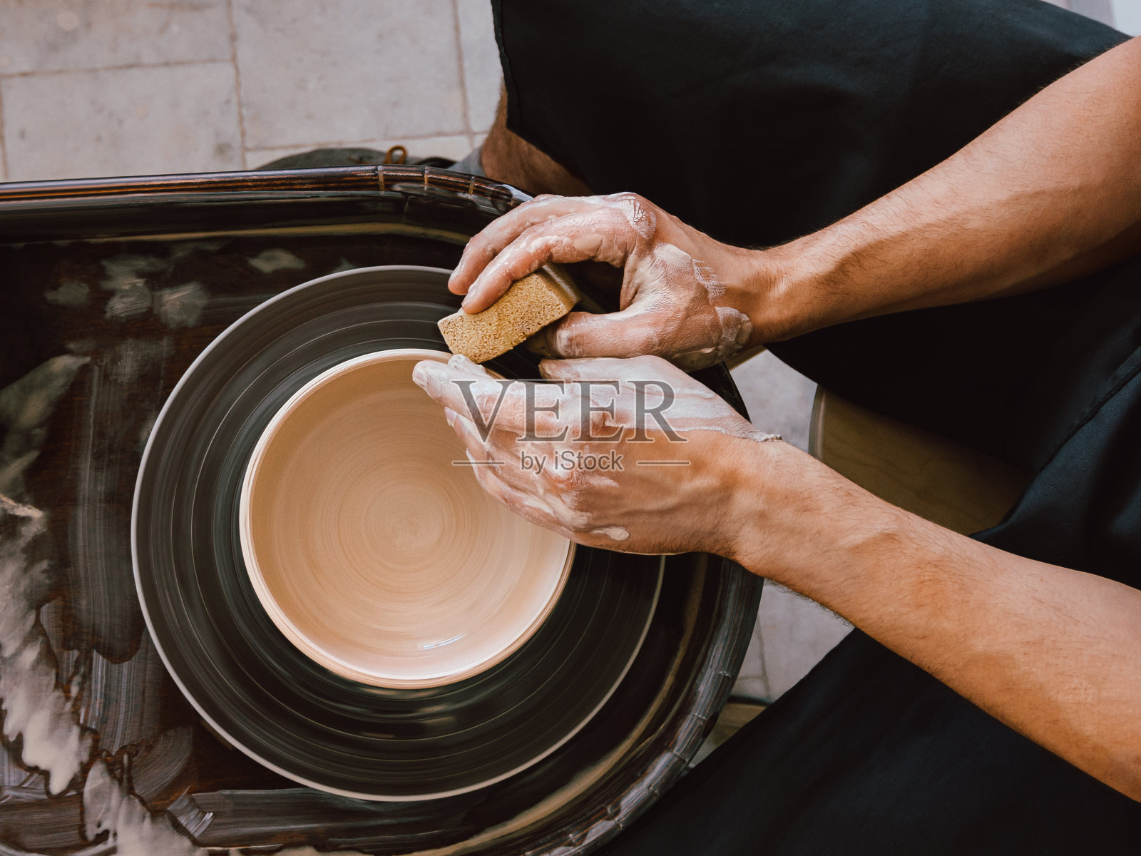 在制陶轮后面工作照片摄影图片