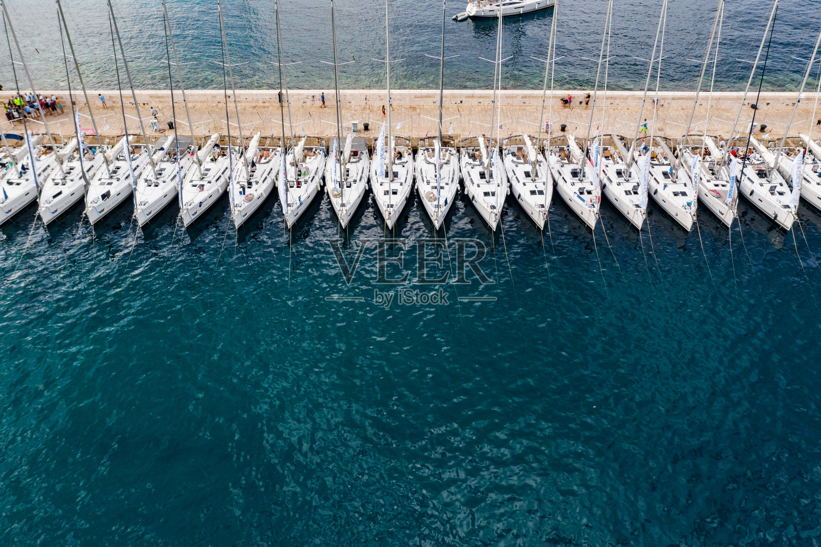 航拍科米萨市全景——克罗地亚众多的港口城镇之一，是停泊在许多帆船上的一场赛船会照片摄影图片