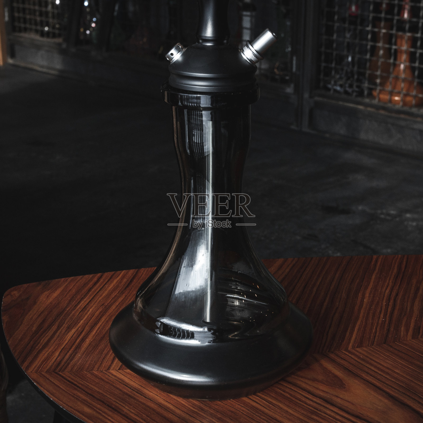 部分水烟，现代设计，在一个黑色的背景。照片摄影图片