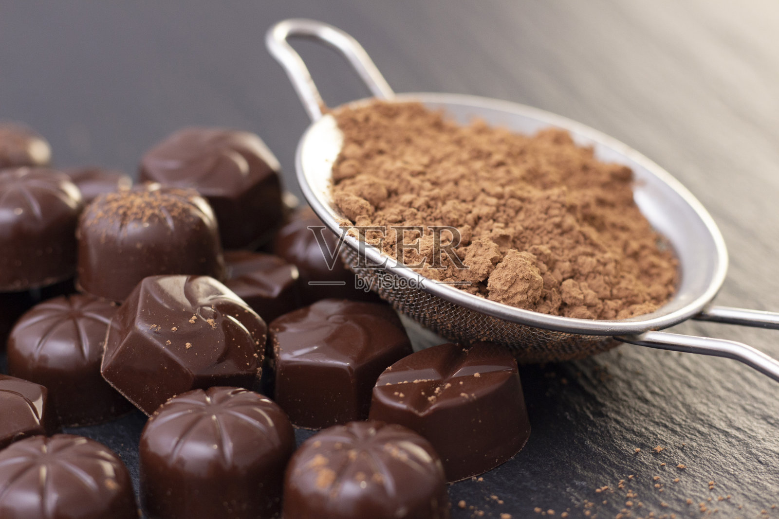 巧克力糖果的黑色背景，可可粉。黑暗的照片,心情。照片摄影图片