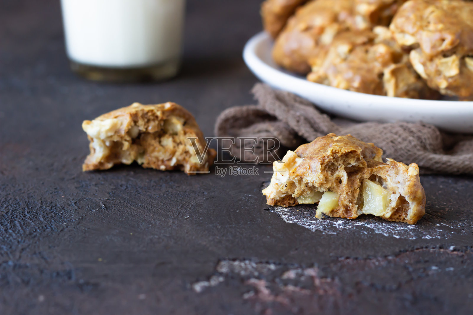 自制的软苹果饼干，配牛奶，深色混凝土背景。儿童餐后甜点或早餐，甜食。有选择性的重点。照片摄影图片