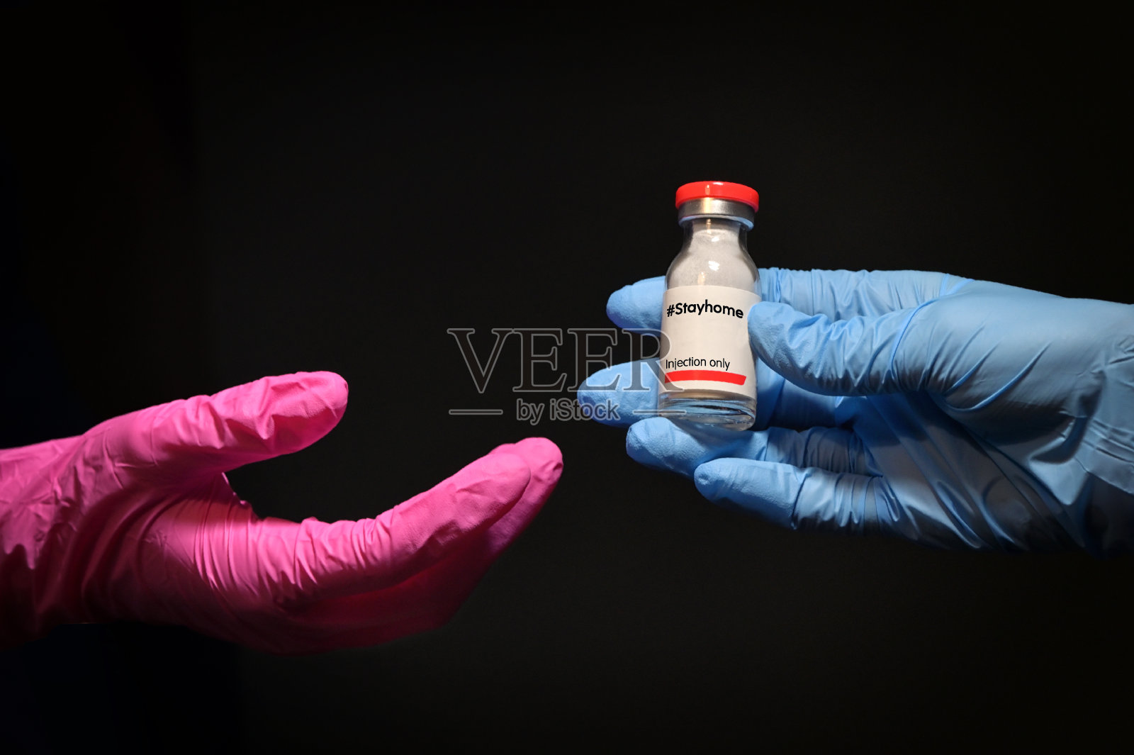 妇女戴手套给另一只手注射居家疫苗照片摄影图片