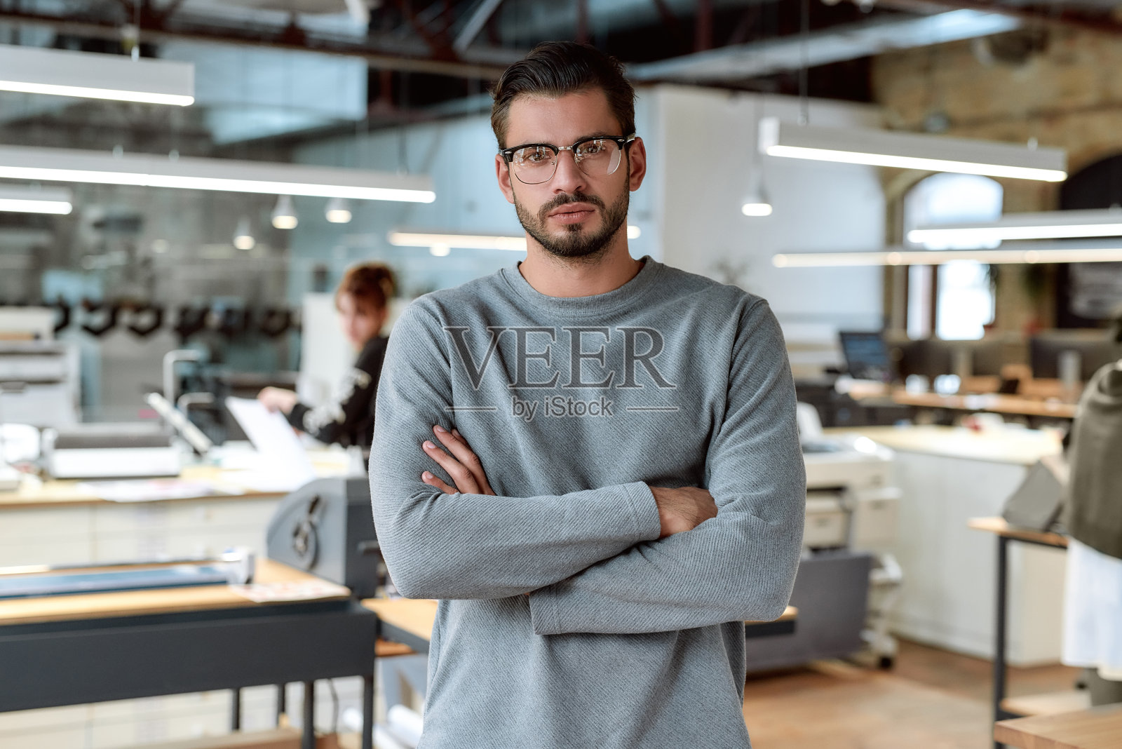 不要让别人定义你的价值。年轻商人在办公室摆姿势照片摄影图片