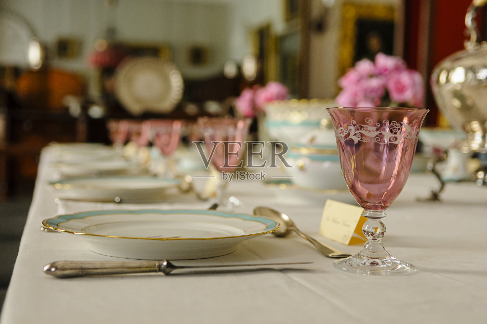 餐桌为正式晚宴而摆的桌子照片摄影图片