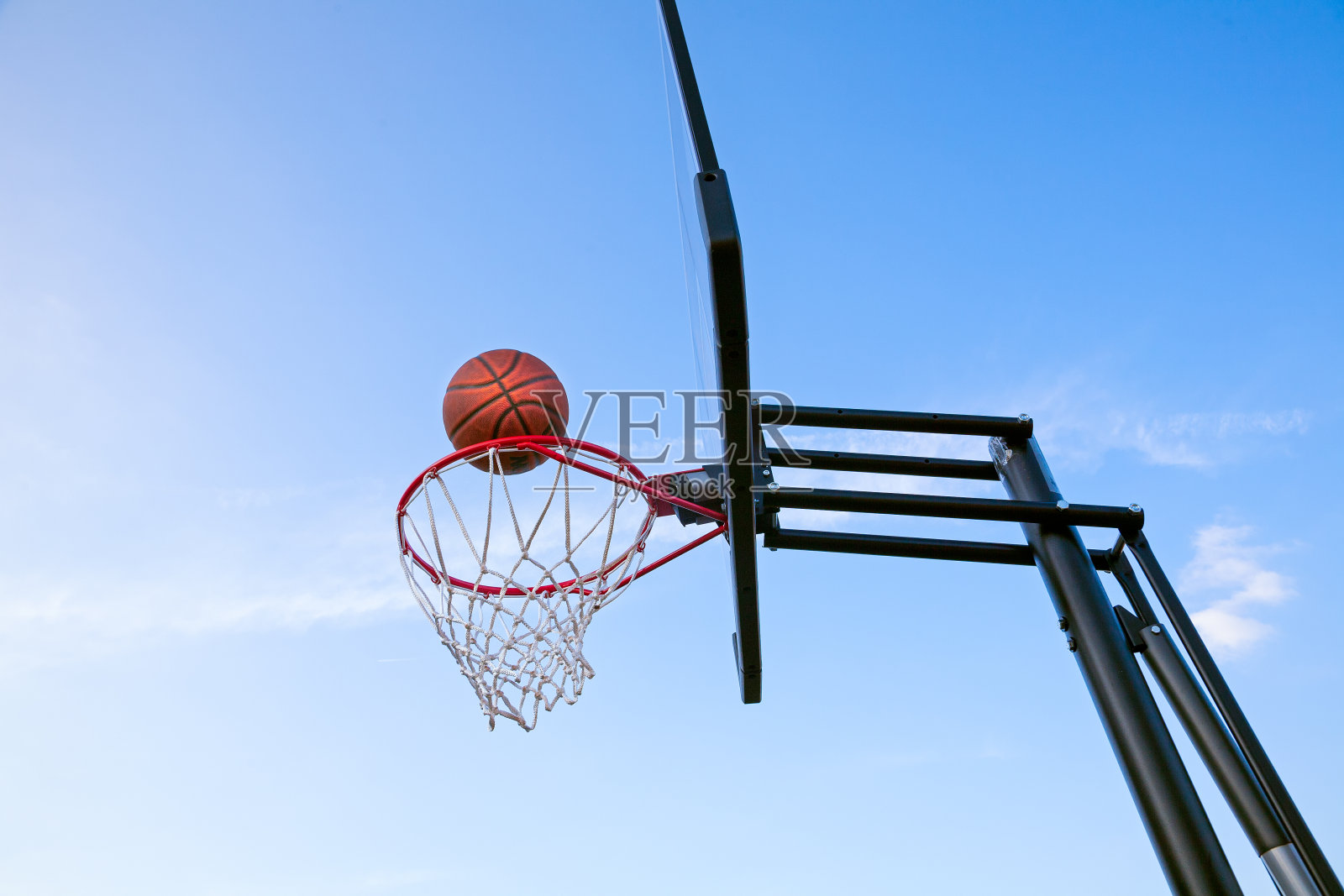 篮球进入篮筐照片摄影图片