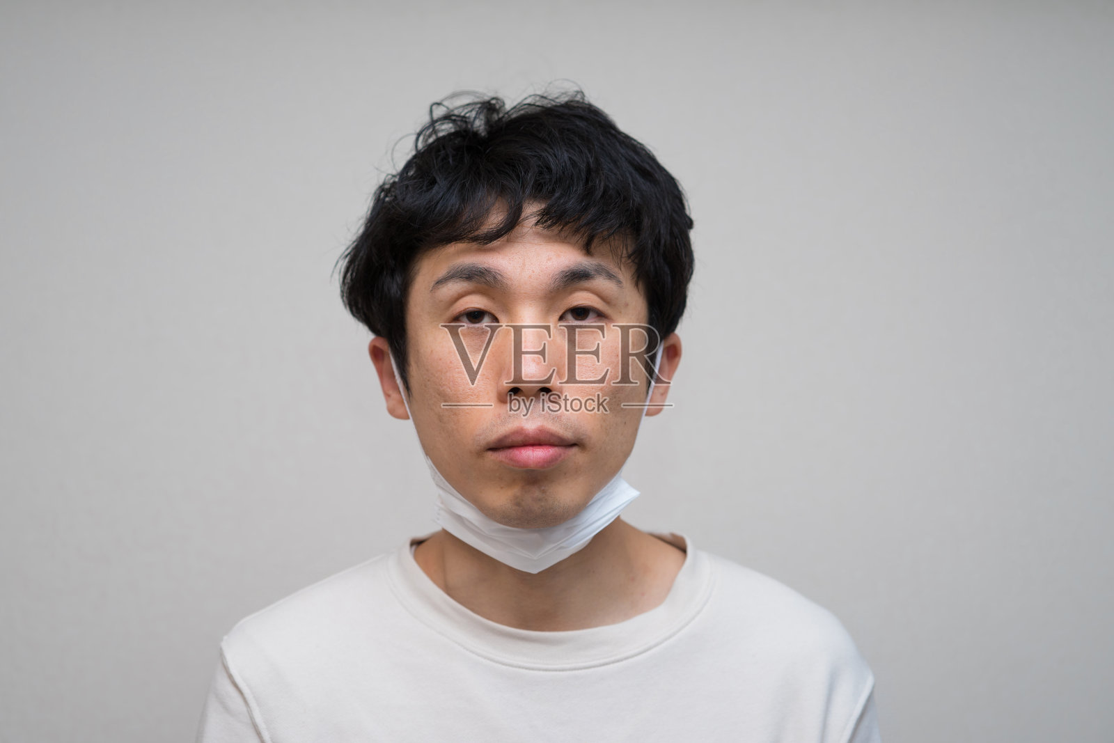 一位戴着医用口罩的日本男子站在那里照片摄影图片