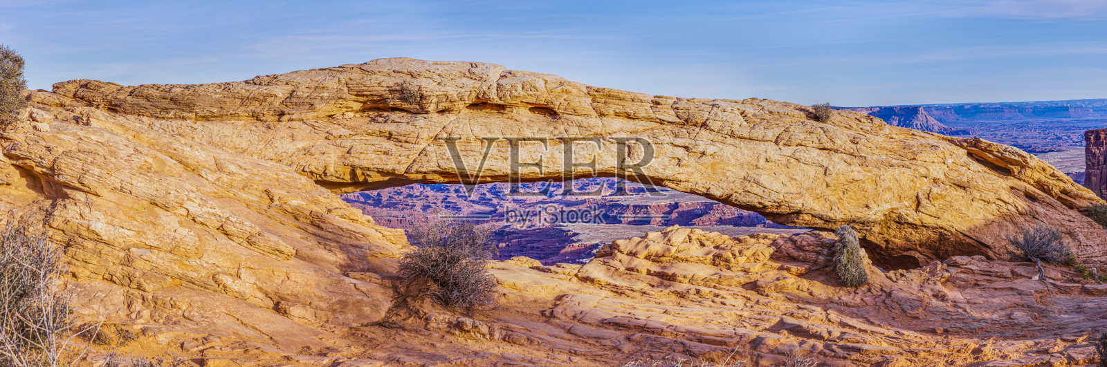 在犹他州峡谷地国家公园的梅萨拱门在冬天的看法照片摄影图片