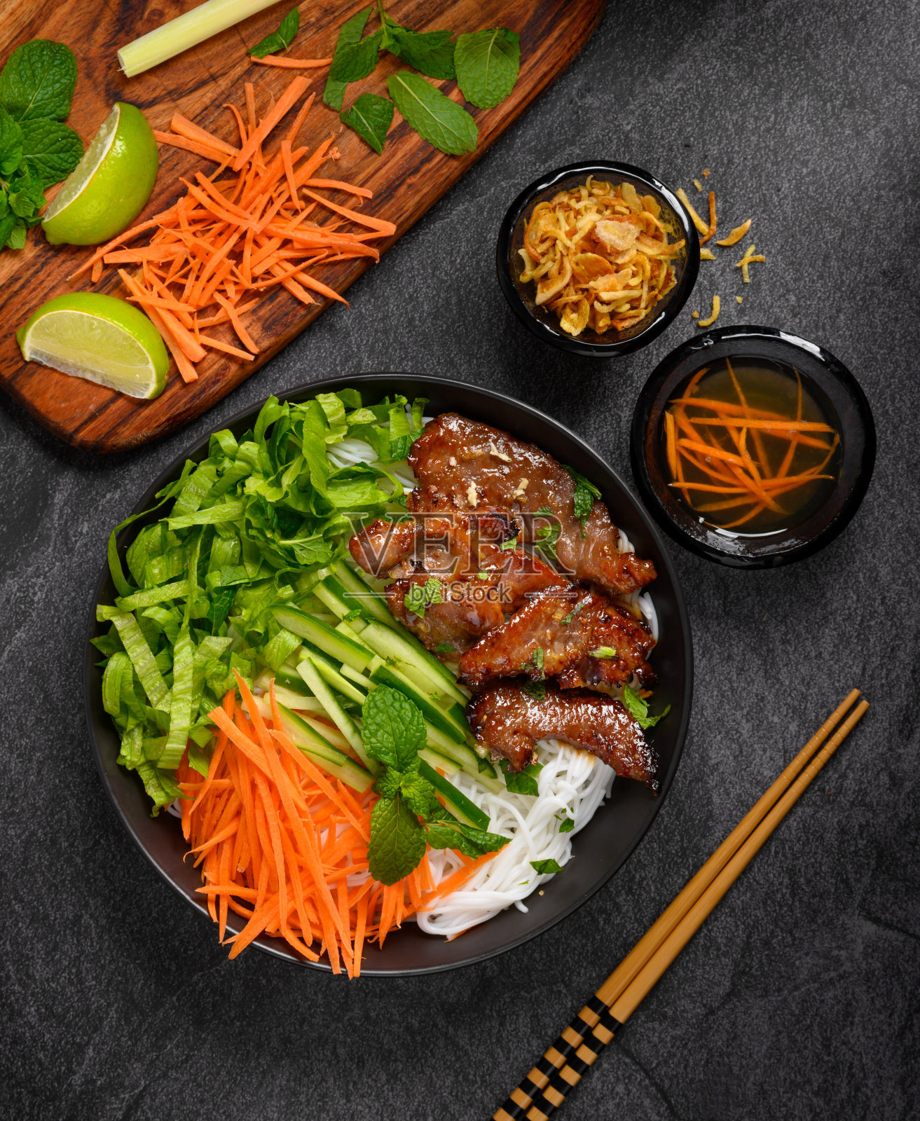 包子茶、米粉、沙拉配烤猪肉照片摄影图片