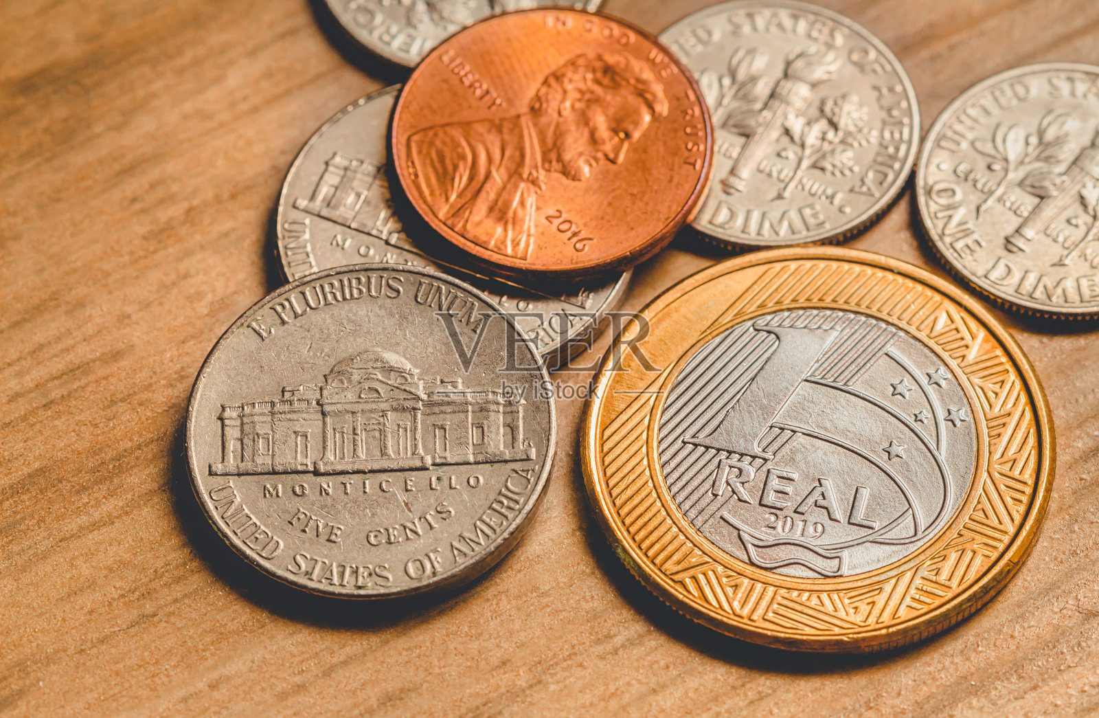 巴西的雷亚尔，货币，货币。巴西硬币和美国硬币。照片摄影图片