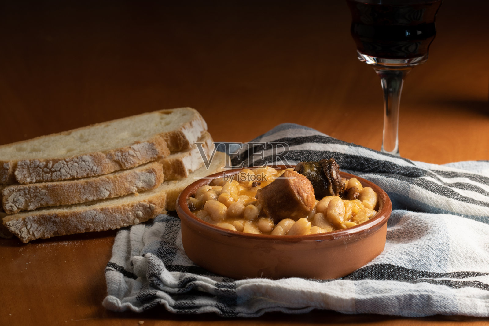 阿斯图里亚豆，典型的西班牙食物照片摄影图片