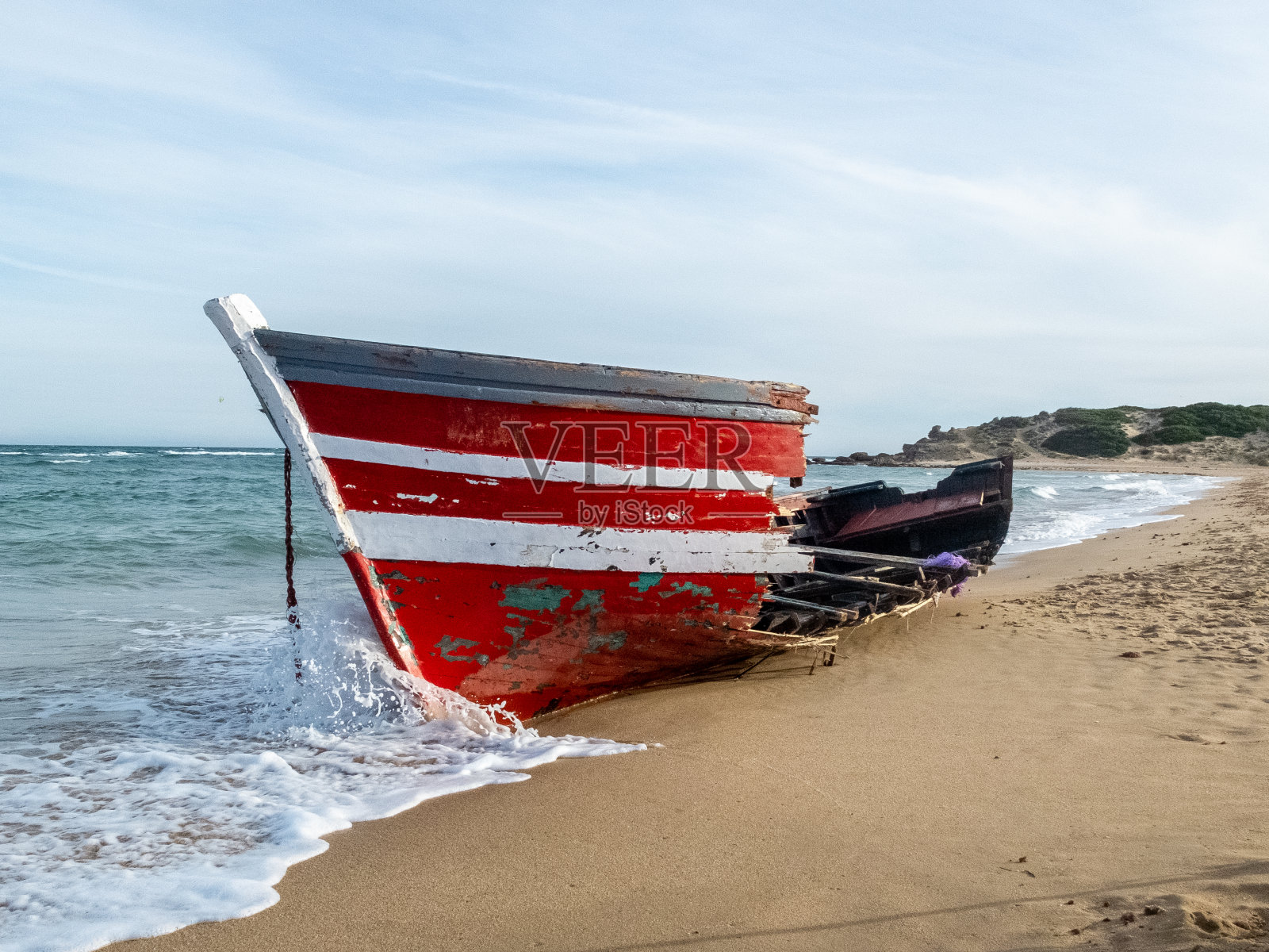 沙滩上有条白线的红船照片摄影图片