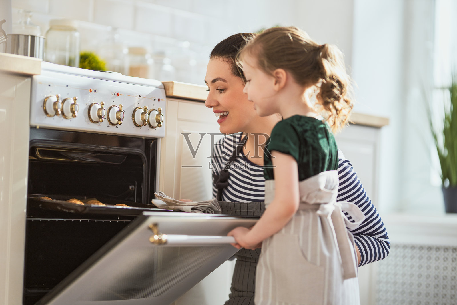 一家人一起准备面包店照片摄影图片