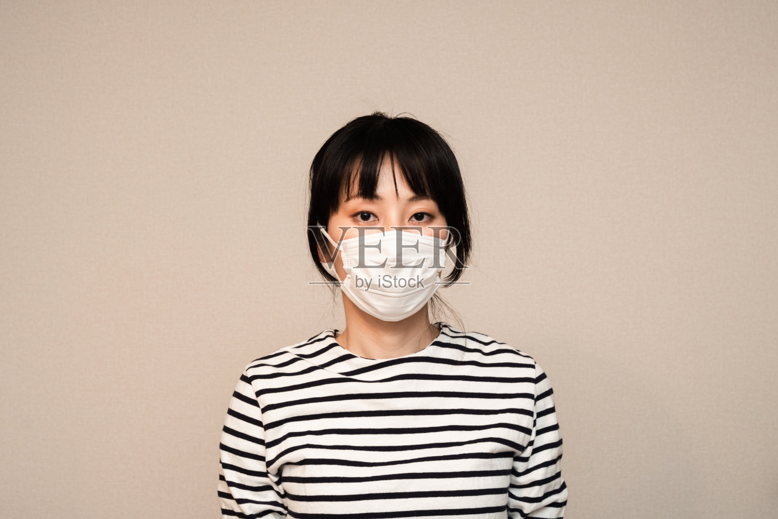 室内肖像亚洲妇女戴着外科口罩照片摄影图片