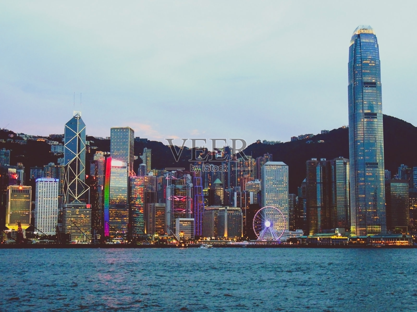 香港岛步行街上摩天大楼的夜景照片摄影图片