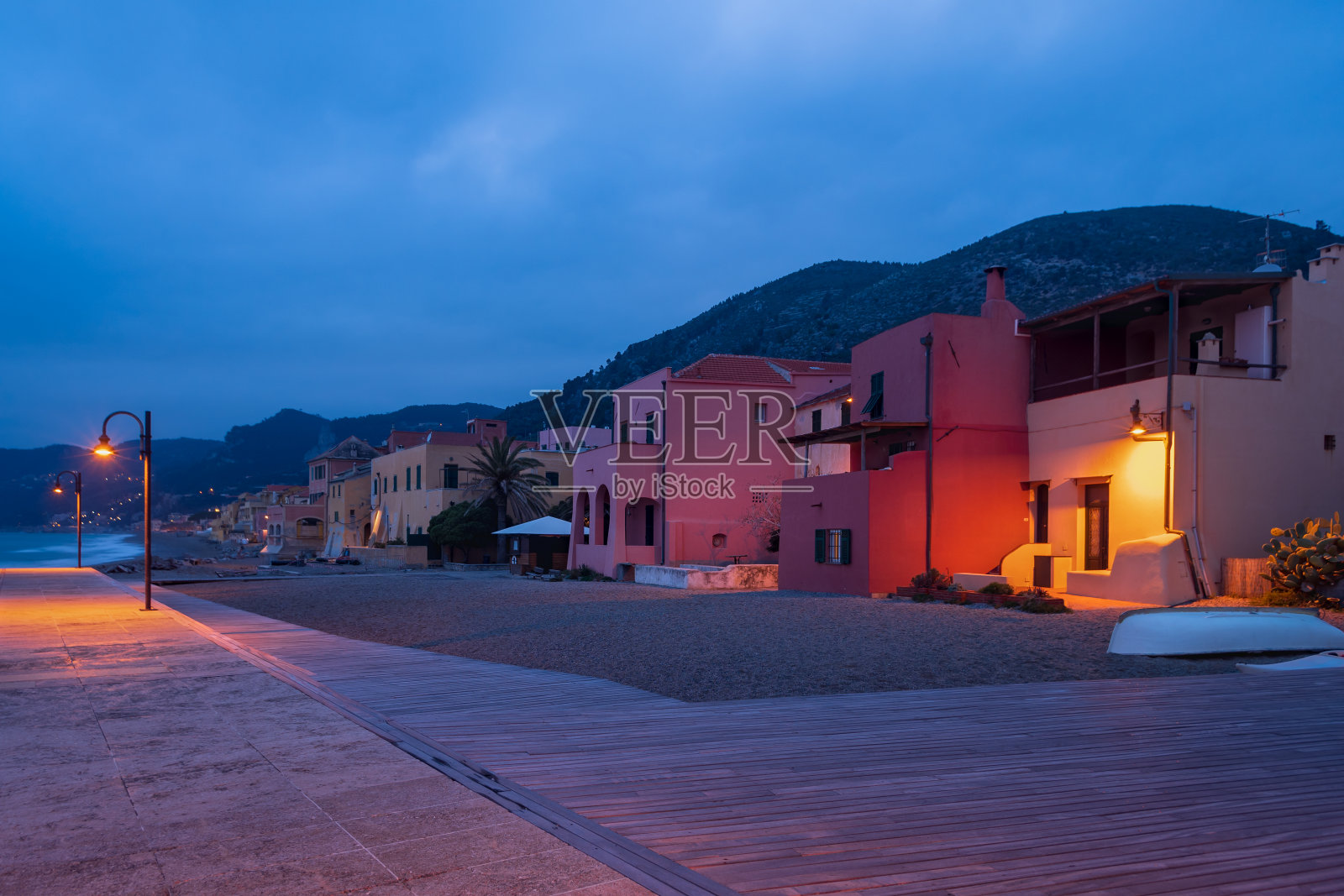 晚上的瓦里高蒂，意大利照片摄影图片