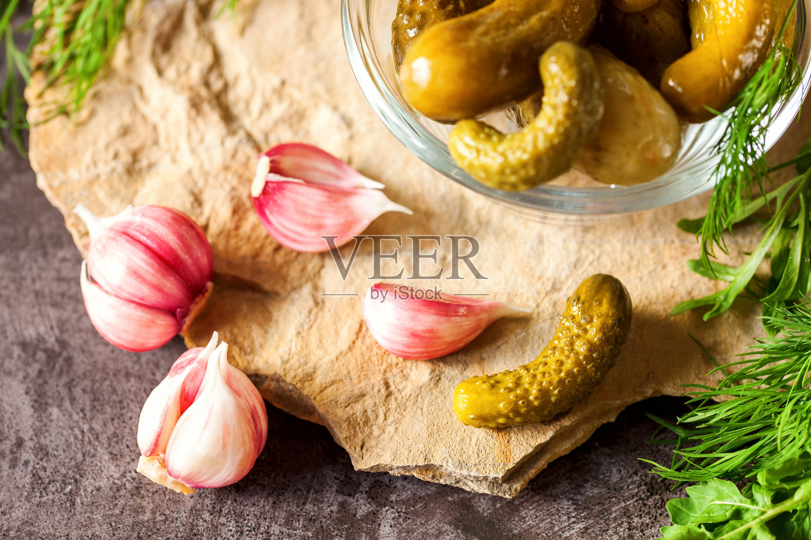 腌黄瓜在盘子里照片摄影图片