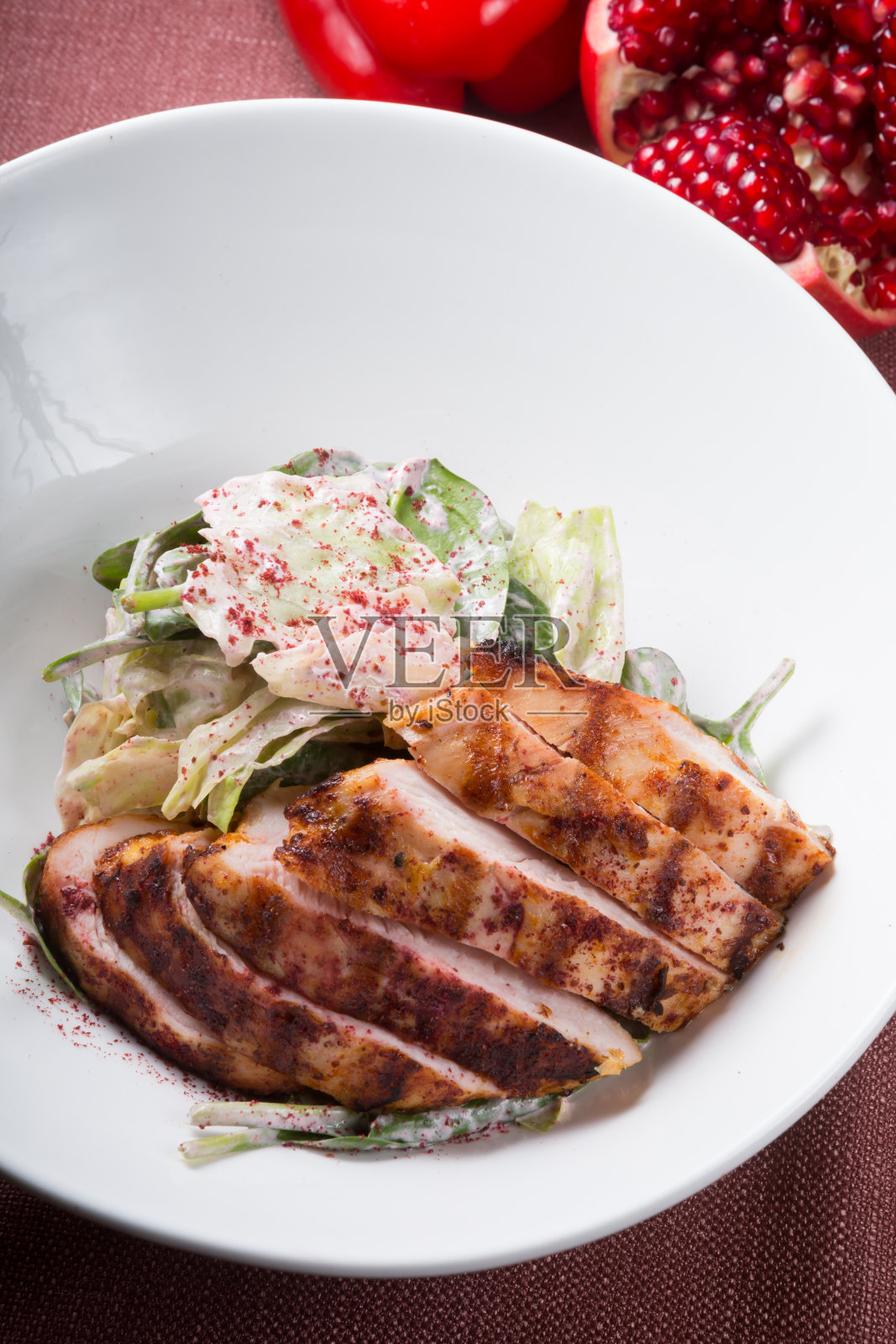 鸡胸色拉装在碗里照片摄影图片