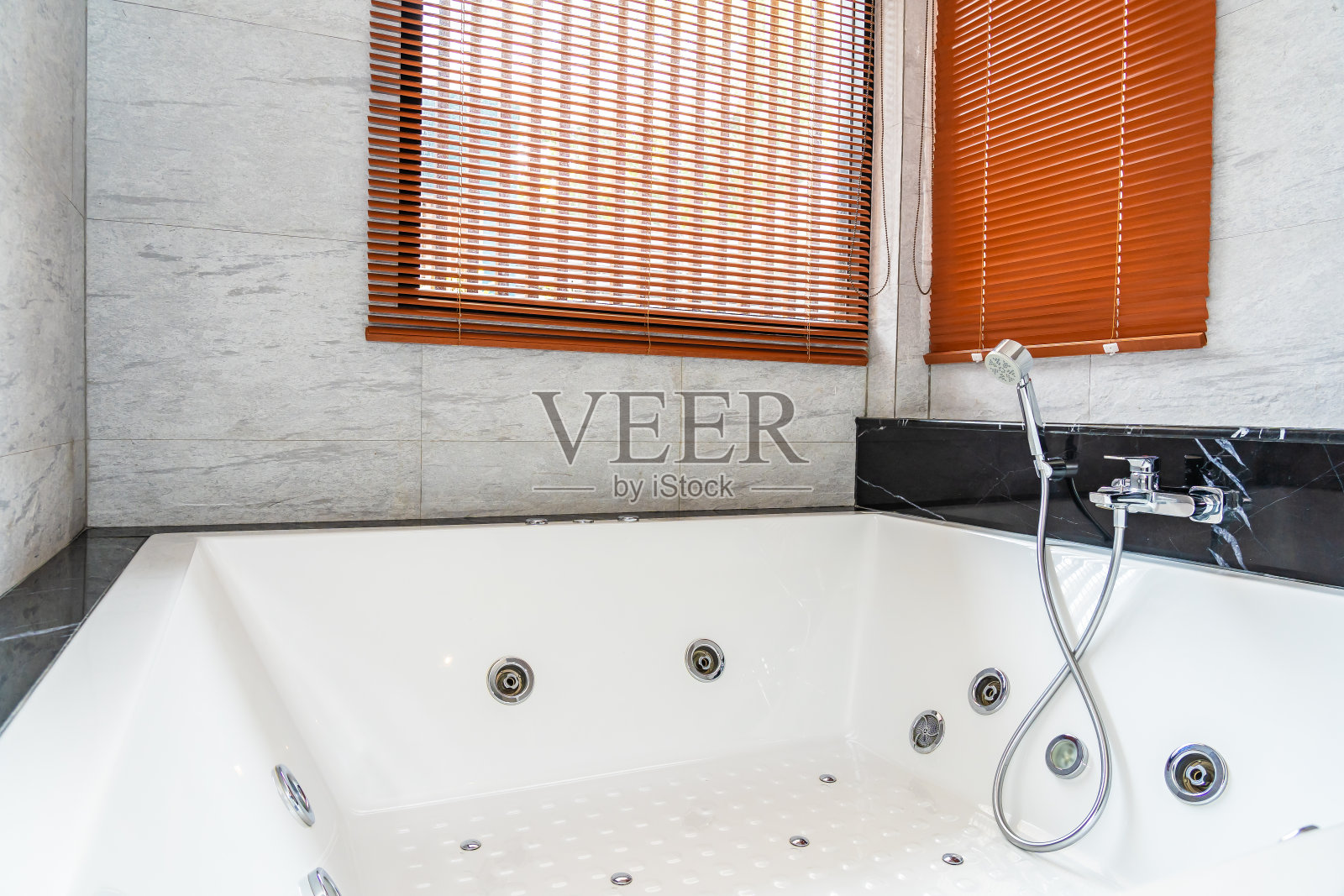 白色浴缸和热水浴缸装饰浴室内部照片摄影图片