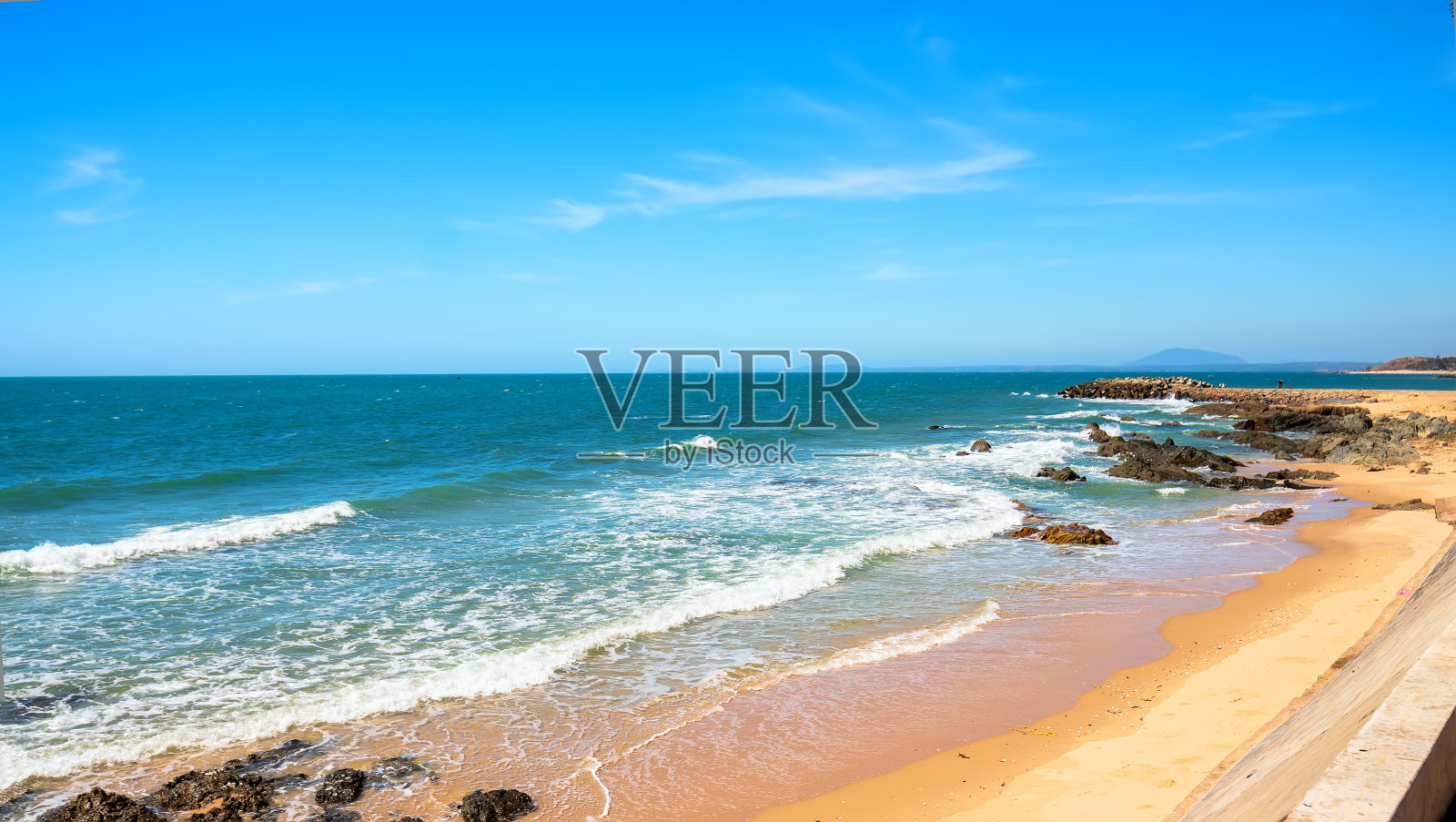 海浪拍打着海岸或美丽的岩石在越南湾创造了和平的风景照片摄影图片