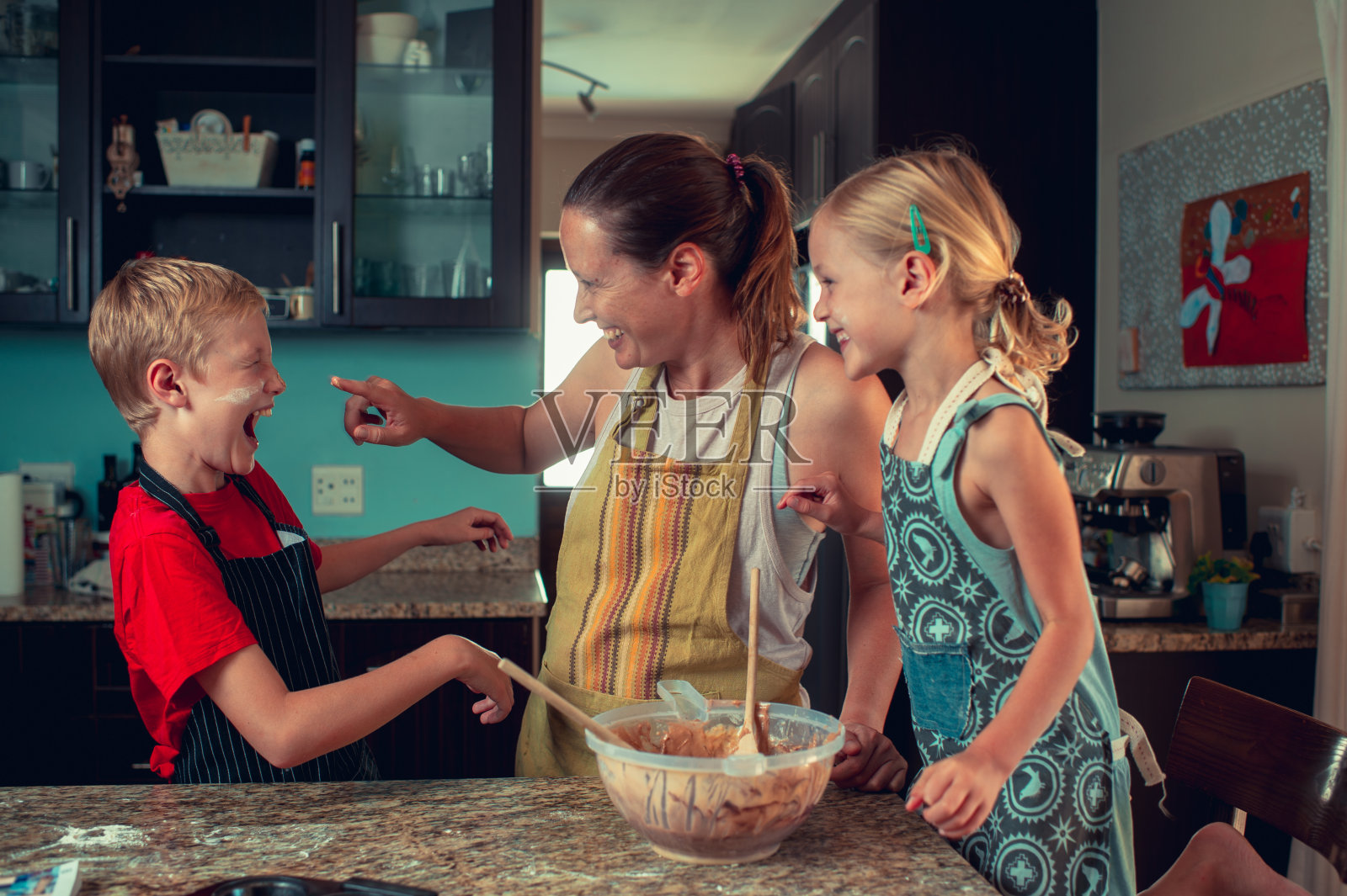 在鼻子上涂糖霜很有趣照片摄影图片