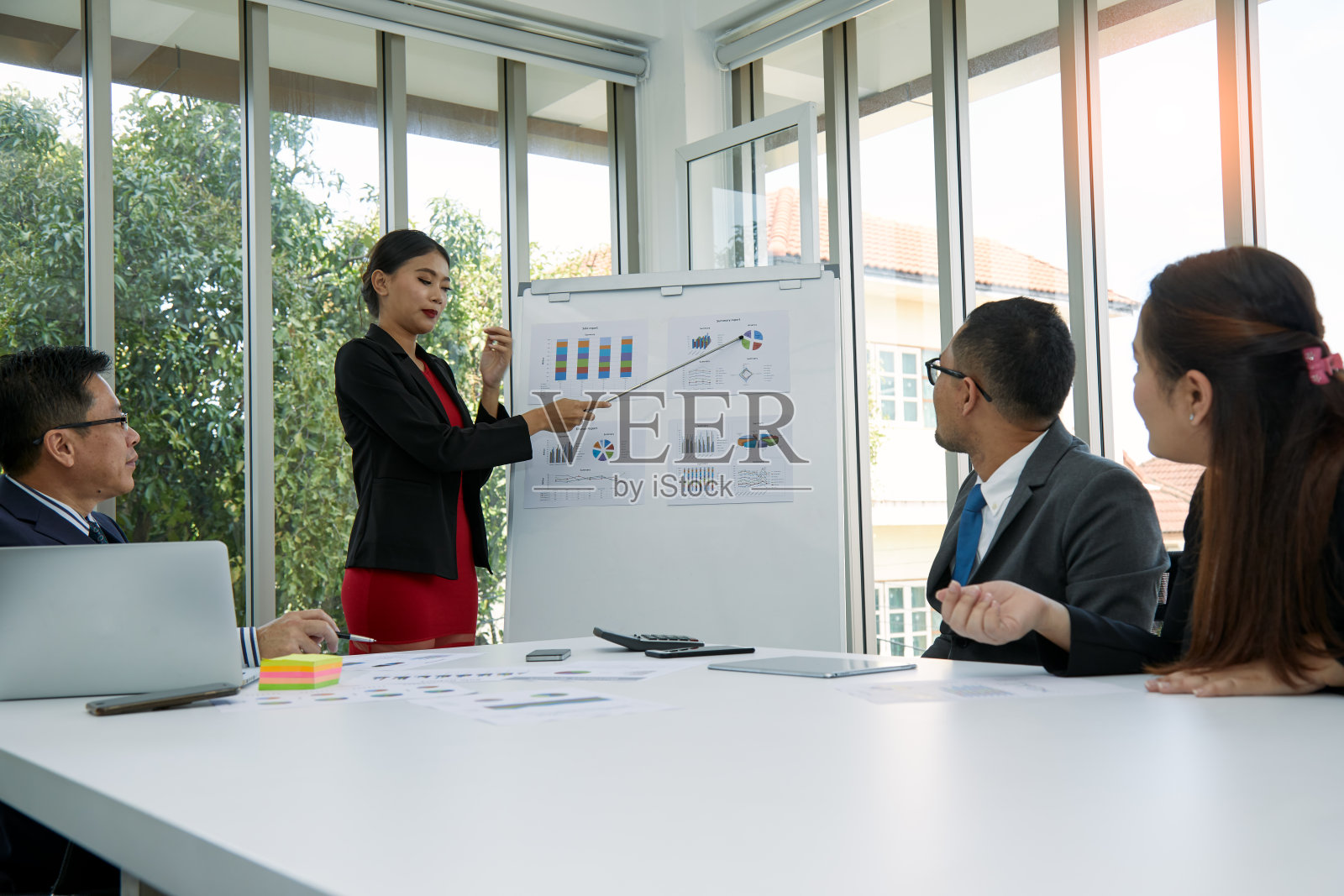 销售经理在每月例会上向总经理和团队提交销售报告和预测照片摄影图片