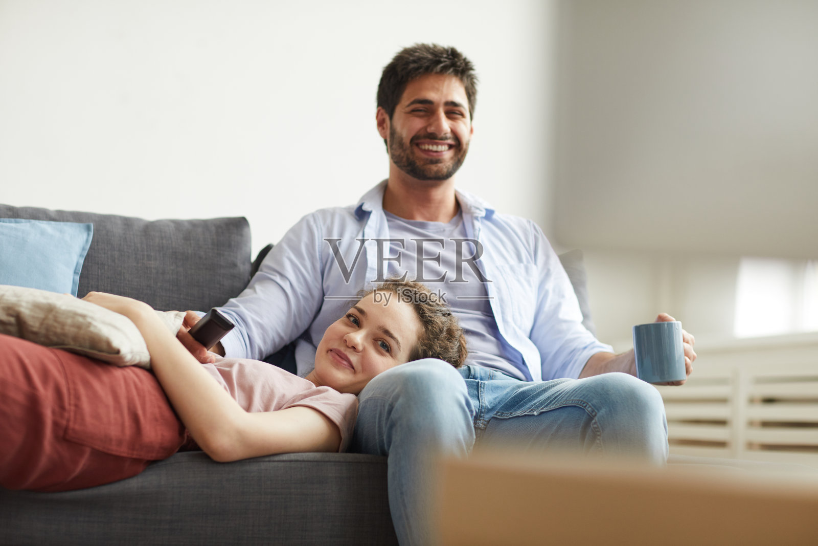 一对夫妇在家里看电影照片摄影图片