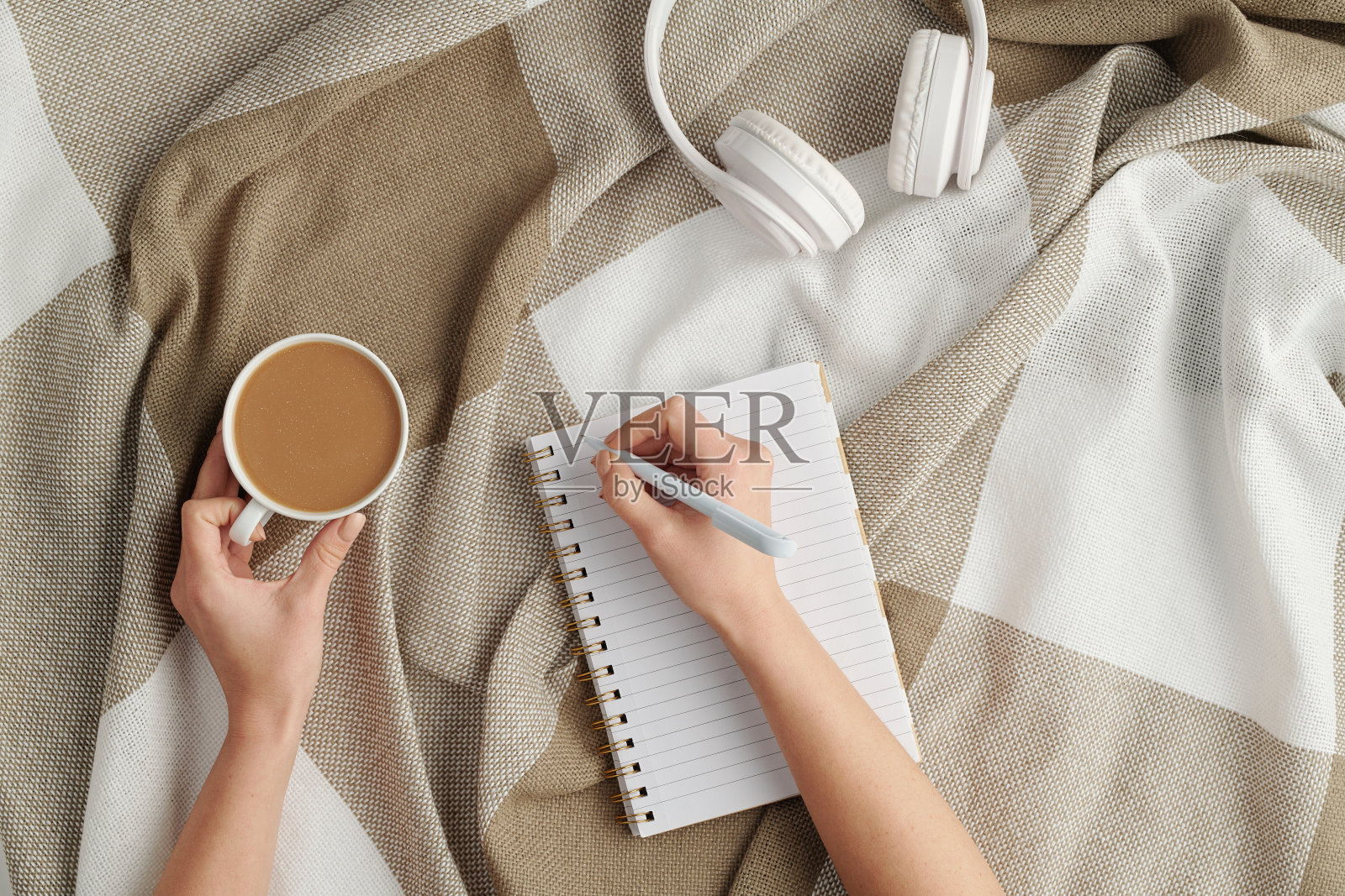 平躺的女人的手与笔在笔记本和一杯卡布奇诺照片摄影图片