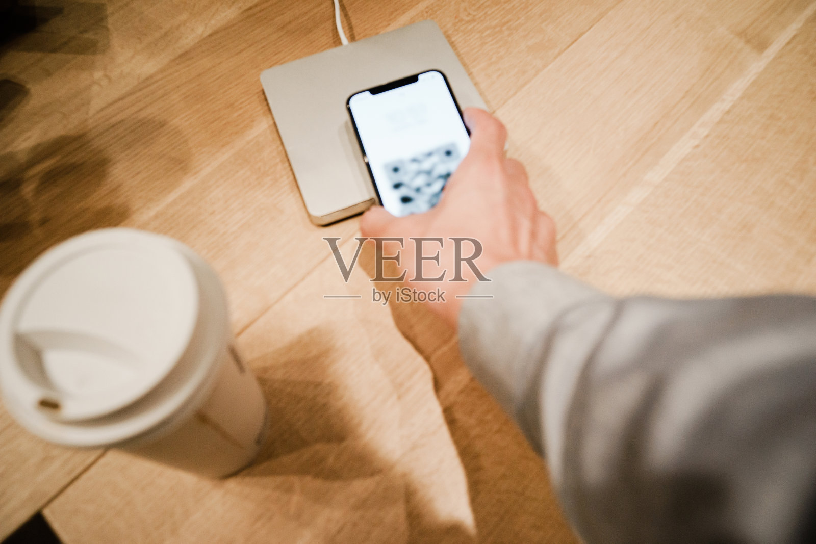 一个男人用非接触式支付购买咖啡的特写照片摄影图片