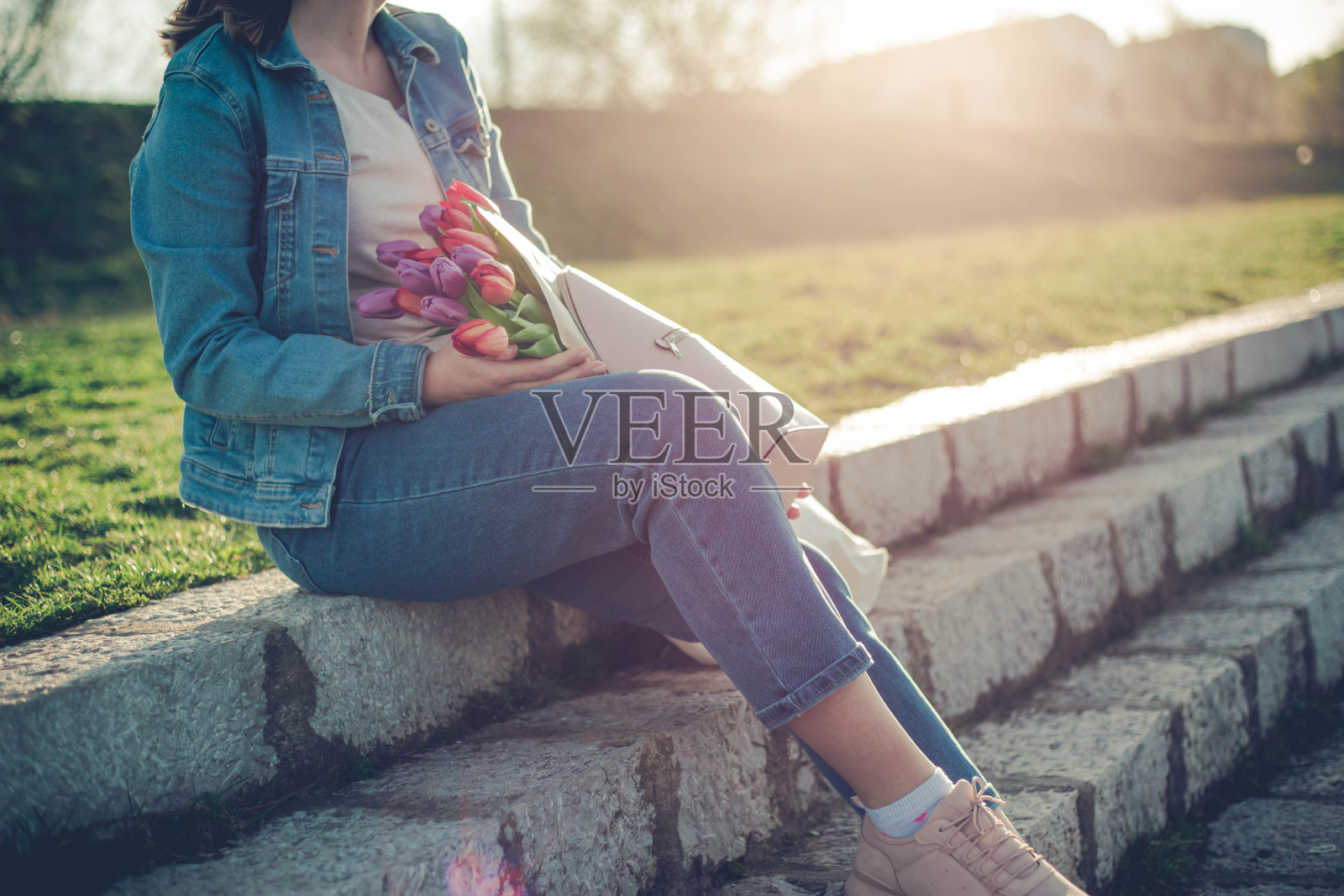 一位年轻女子正在享受春日照片摄影图片