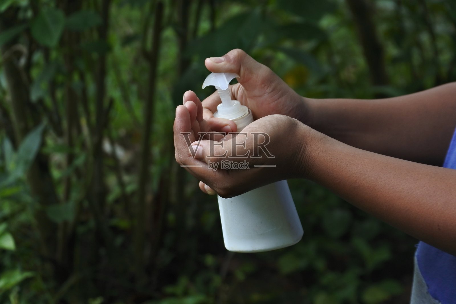 使用洗手液洗手，预防新冠疫情照片摄影图片