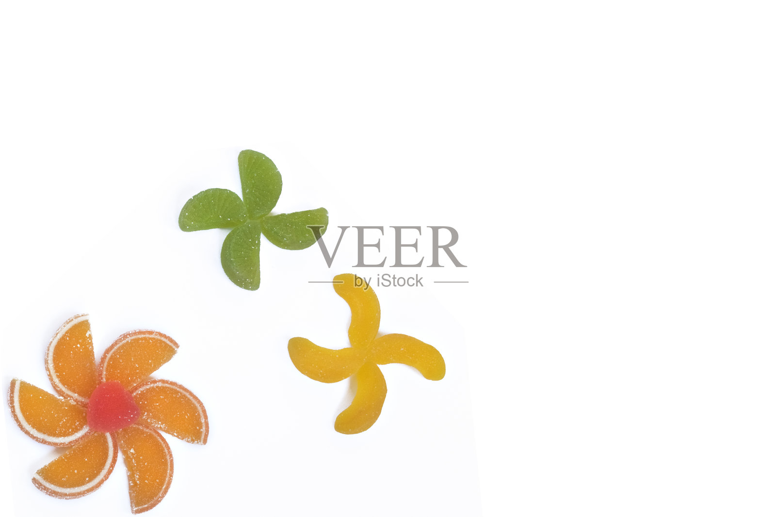 五颜六色的水果果酱以花朵的形式排列。照片摄影图片