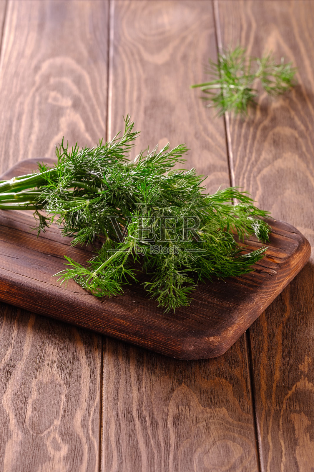 新鲜芳香的莳萝放在木板上照片摄影图片