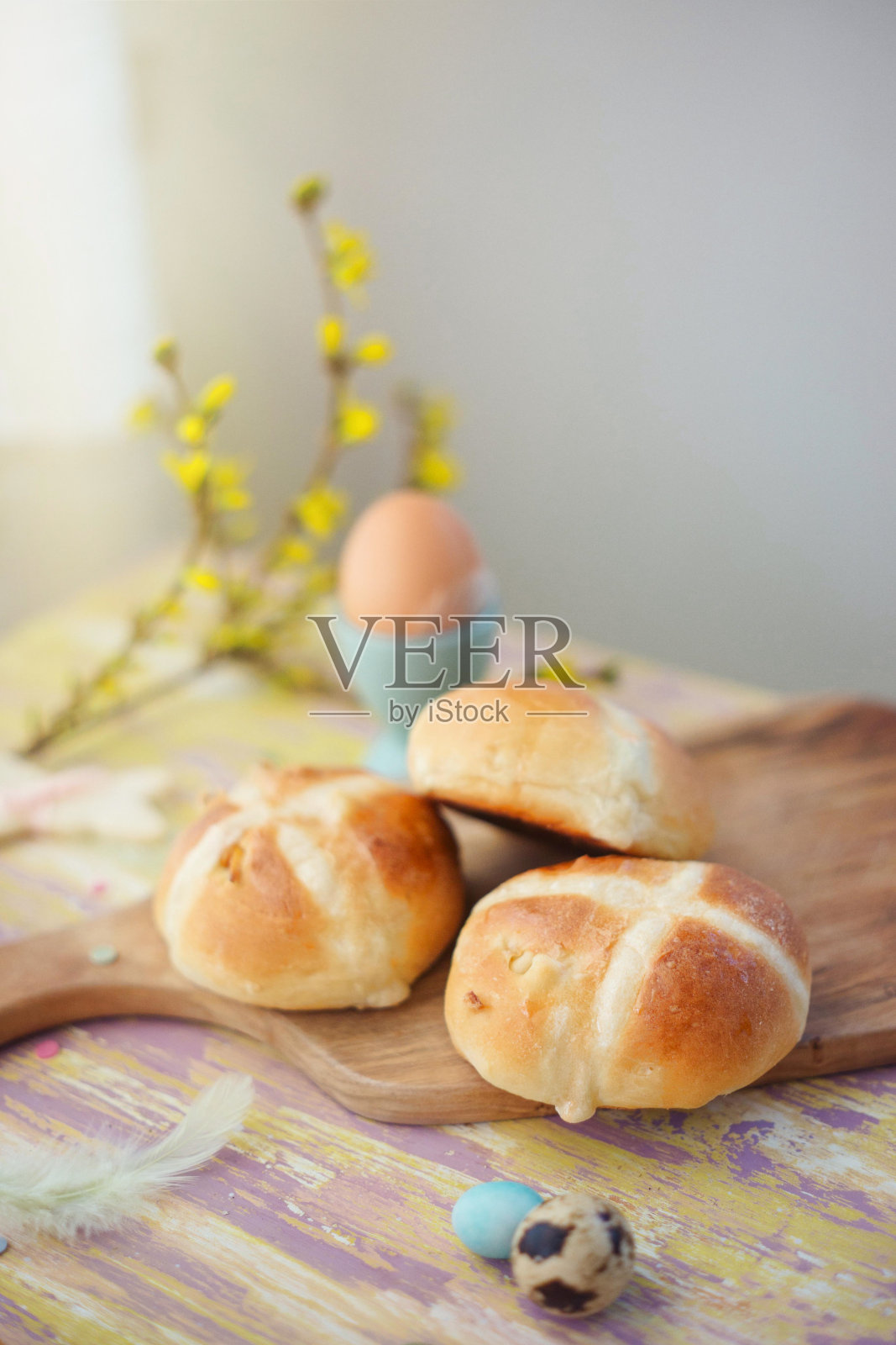 复活节早餐桌上有新鲜的十字面包照片摄影图片