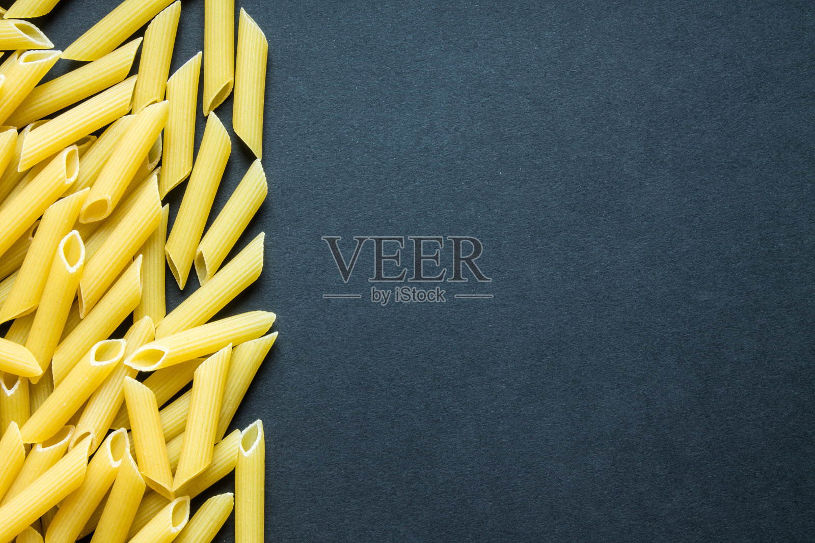 分散在黑色背景上的意大利面照片摄影图片