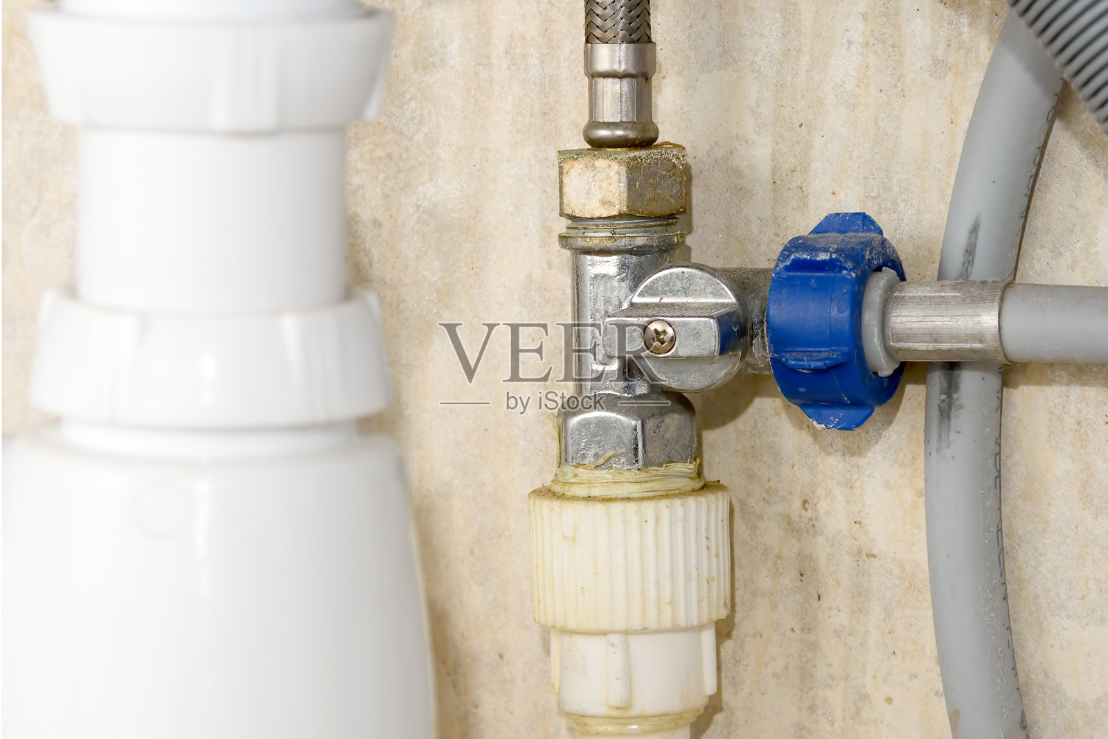 水管配件-供水系统PVC管的连接节点。照片摄影图片