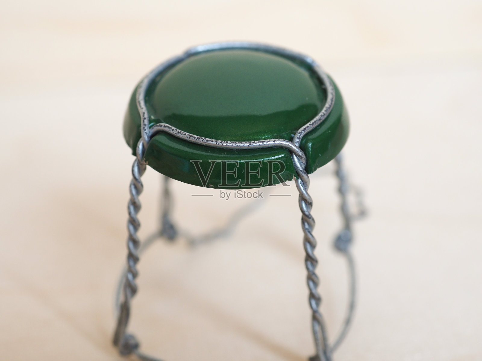 软木盖用金属丝罩照片摄影图片