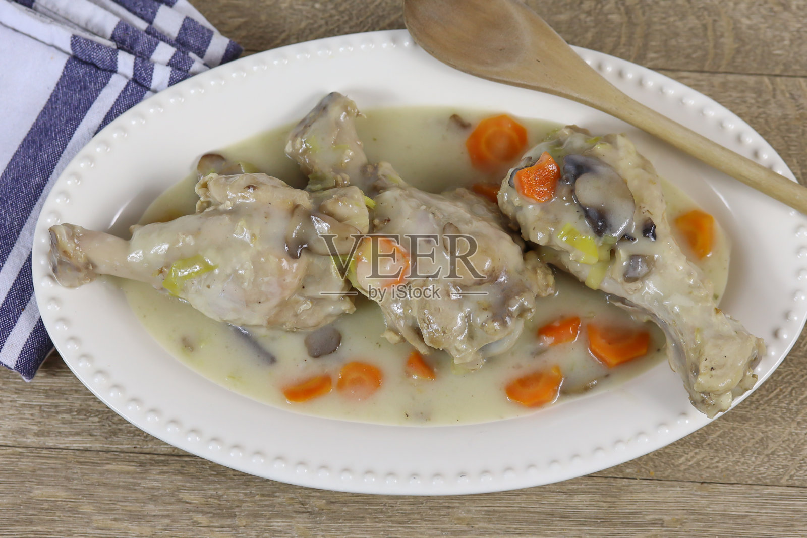 火鸡毛毯放在盘子里照片摄影图片