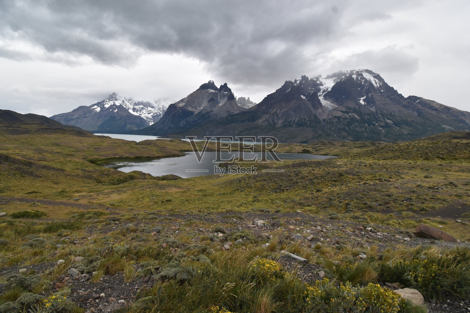 智利巴塔哥尼亚Torres del Paine国家公园的灰色山脉照片摄影图片