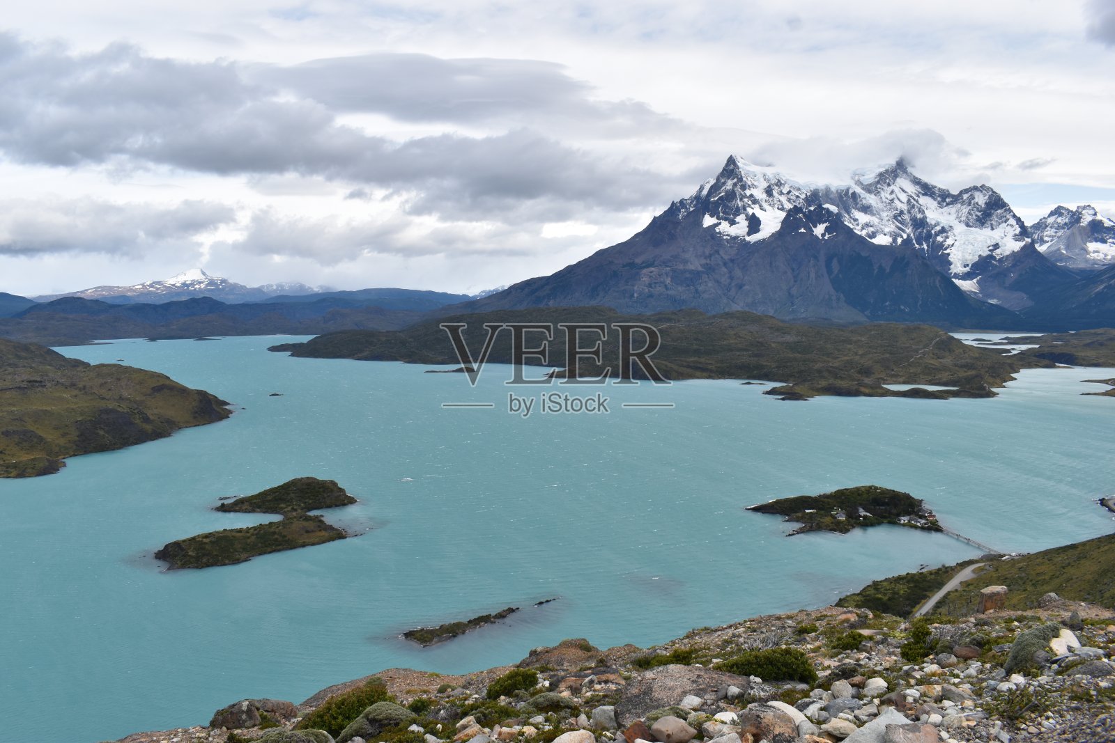 智利巴塔哥尼亚Torres del Paine国家公园，雪山覆盖着浅蓝色的海洋照片摄影图片