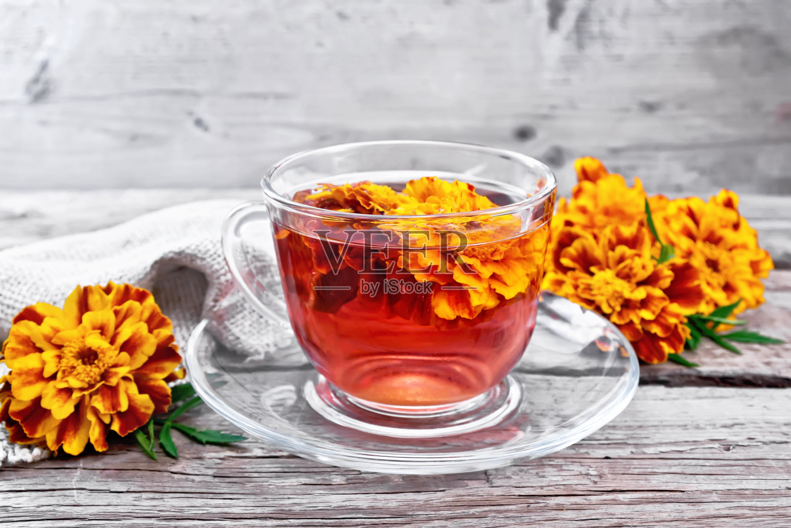 杯装金盏花茶照片摄影图片