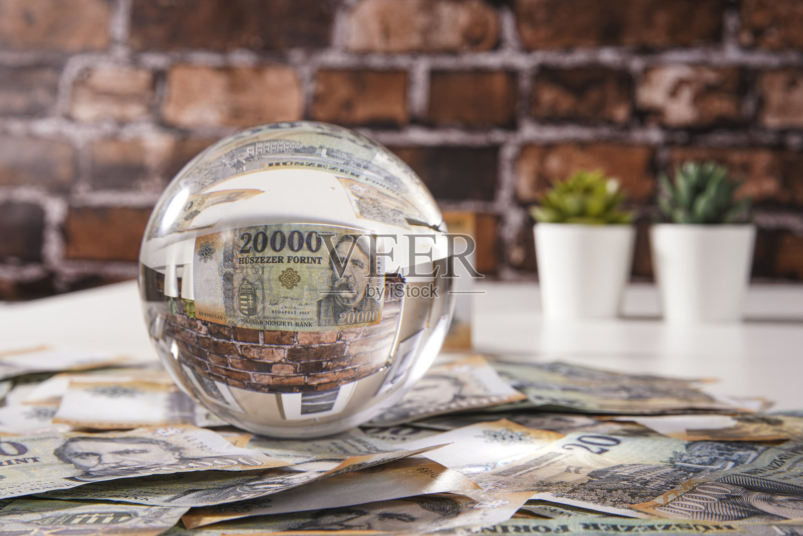 用水晶球预测福林的未来。匈牙利福林钞票。欧洲匈牙利。照片摄影图片