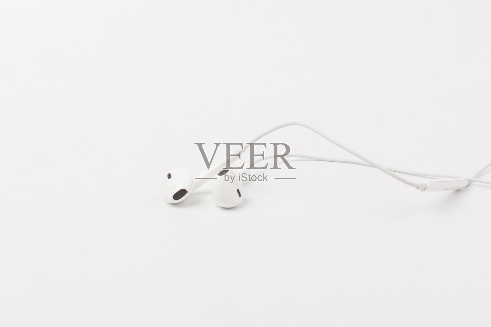 白色耳机与耳机在白色隔离背景照片摄影图片